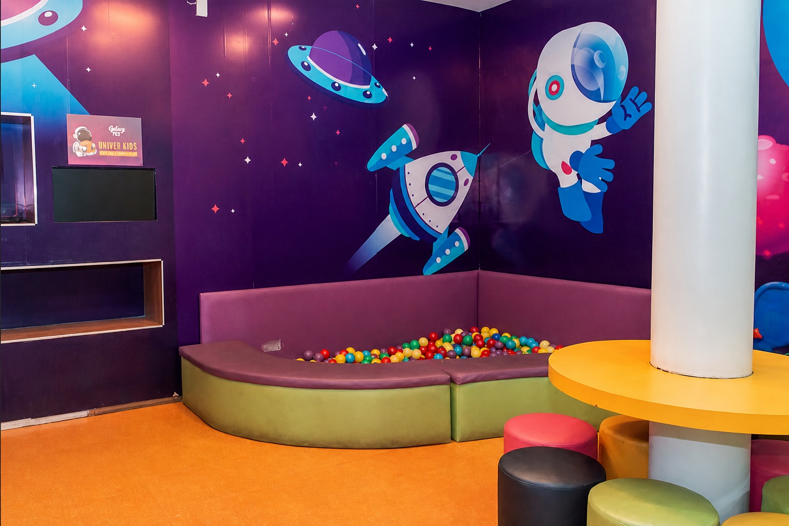 Área baby com decoração espacial do Galaxy Fest
